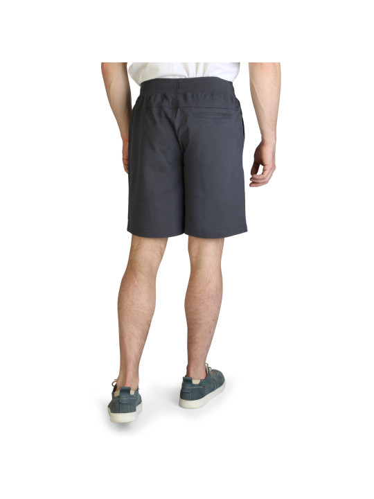 Graue EA7 Shorts Herrenmodell hinten