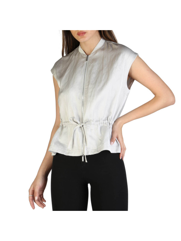 Weiße Bluse mit schwarzer Hose Weiße Bluse mit schwarzer Hose