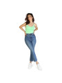 Grünes Tanktop mit zerrissenen Jeans