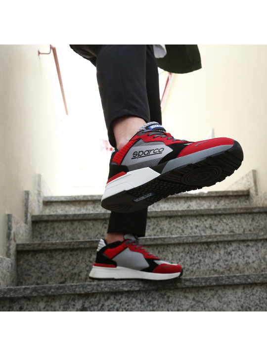 Rote Sparco Sneakers auf Treppe