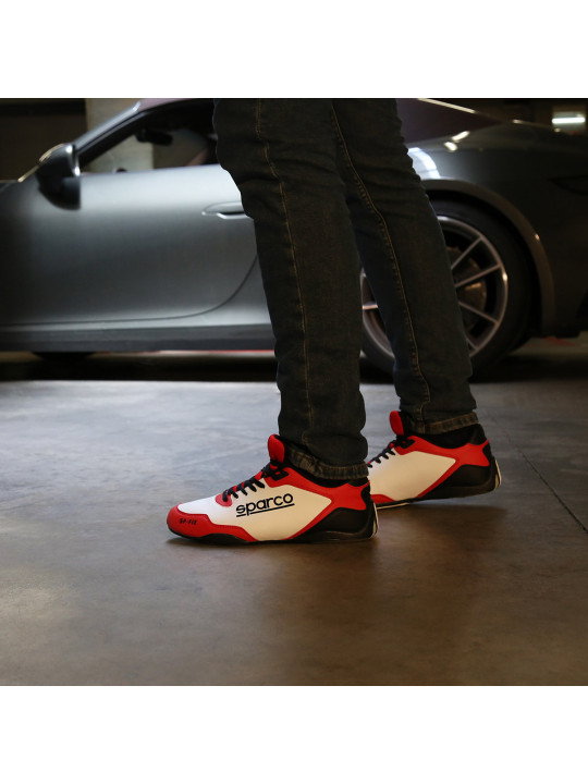 Rote weiße schwarze Rennschuhe Sparco
