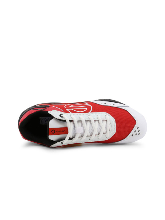 Rote, weiße und schwarze Rennschuhe