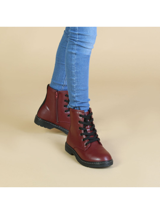 Burgunderfarbene Lederstiefel mit Schnürsenkeln