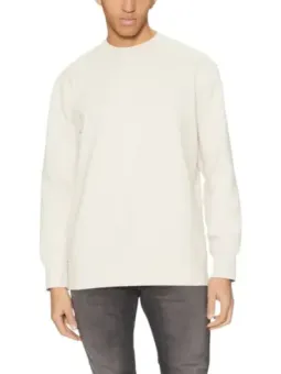 Mann trägt weiße Calvin Klein Jeans