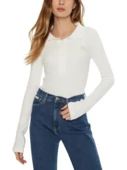 Weißes Polohemd mit Jeans