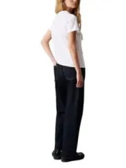 Dunkle Jeans, weißes T-Shirt, lässig