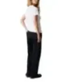 Dunkle Jeans, weißes T-Shirt, lässig