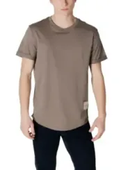Mann trägt braunes Calvin Klein T-Shirt