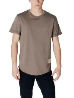 Mann trägt braunes Calvin Klein T-Shirt