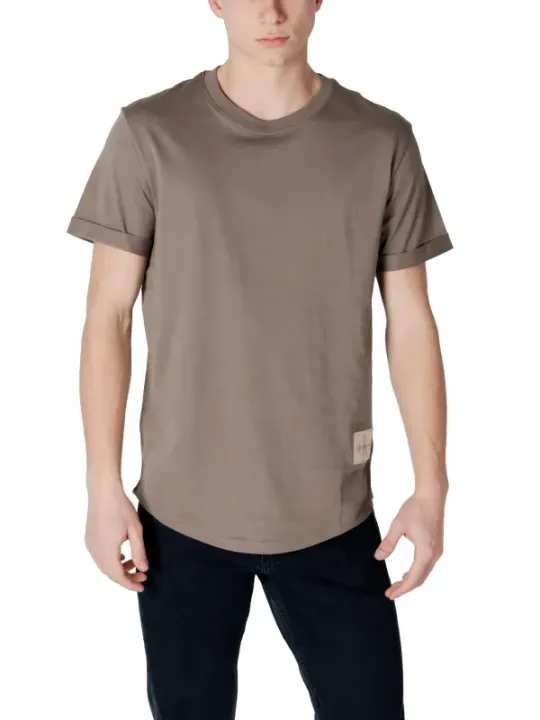 Mann trägt braunes Calvin Klein T-Shirt