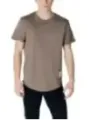 Mann trägt braunes Calvin Klein T-Shirt