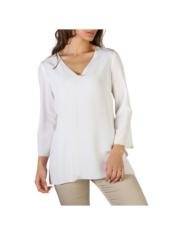 Weiße V-Ausschnitt Bluse mit Modell Weiße V-Ausschnitt Bluse mit Modell