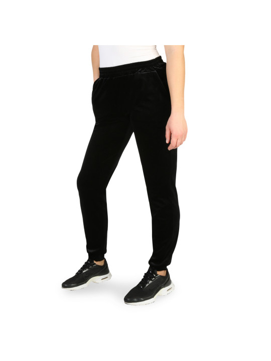 Schwarze Leggings und Sneaker Schwarze Leggings und Sneaker