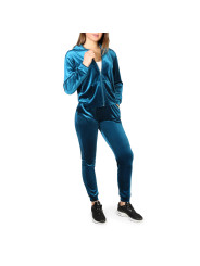 Blauer Samt Trainingsanzug Frau modelliert