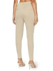 Khaki-Hose und hohe Absätze