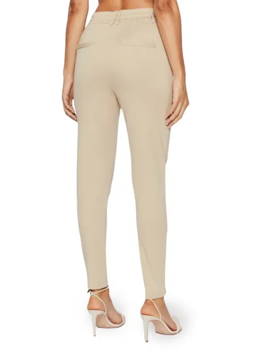 Khaki-Hose und hohe Absätze