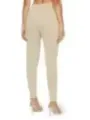 Khaki-Hose und hohe Absätze