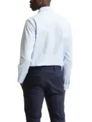 Mann trägt weißes Hemd Hose