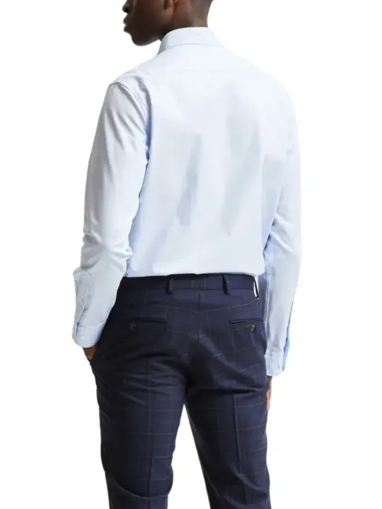 Mann trägt weißes Hemd Hose