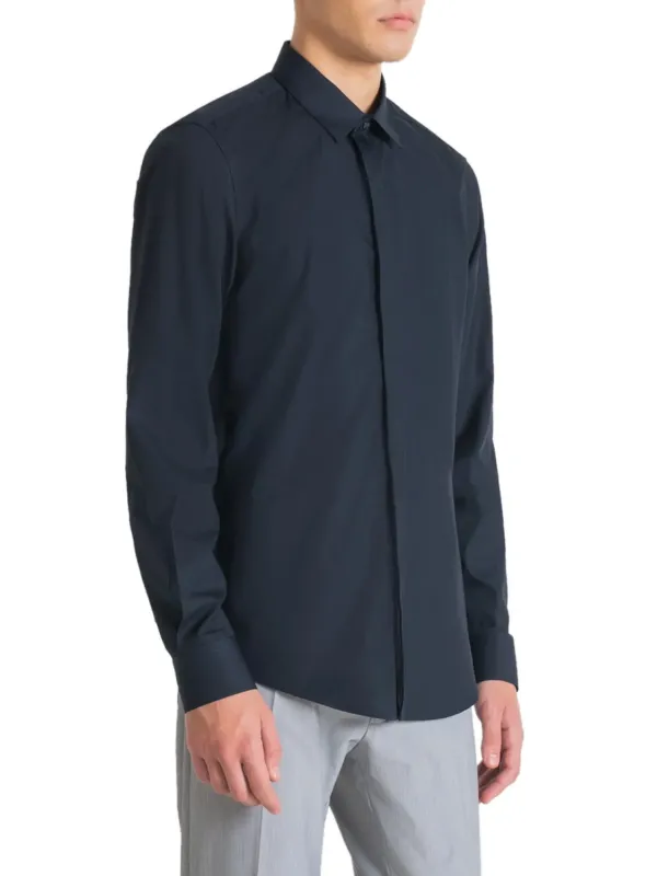 Dunkelblaues Hemd mit grauer Hose