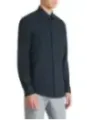 Dunkelblaues Hemd mit grauer Hose