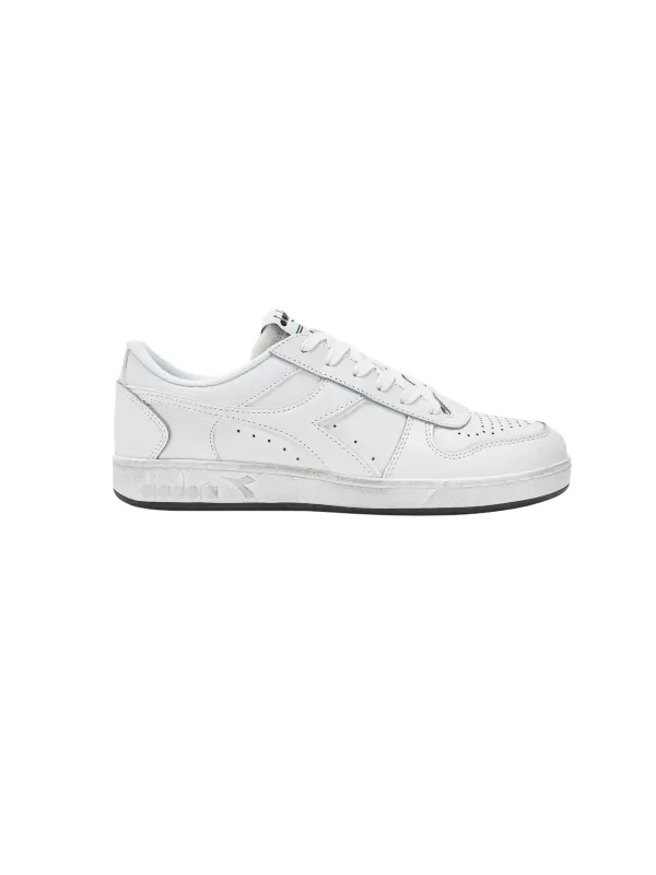 Weiße Diadora 403829 Sneaker isoliert Weiße Diadora 403829 Sneaker isoliert