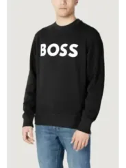 Mann trägt ein schwarzes BOSS Sweatshirt