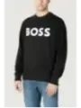Mann trägt ein schwarzes BOSS Sweatshirt