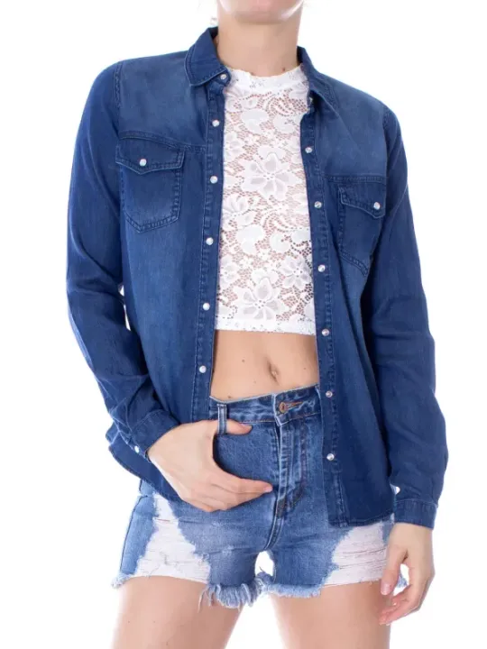 Weißes Häkeloberteil mit Jeansshorts