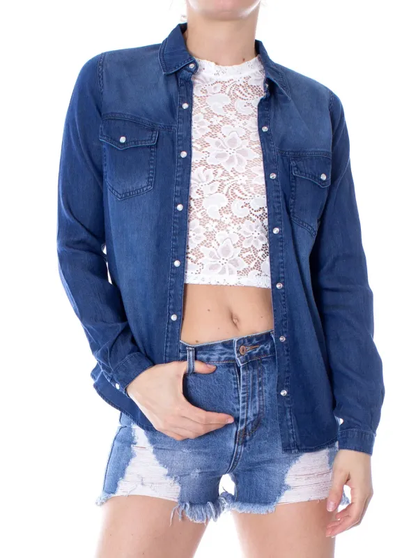 Weißes Häkeloberteil mit Jeansshorts Weißes Häkeloberteil mit Jeansshorts