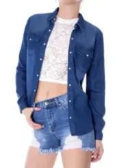 Blaue Jeans-Shorts und Hemd