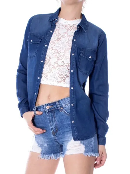 Blaue Jeans-Shorts und Hemd