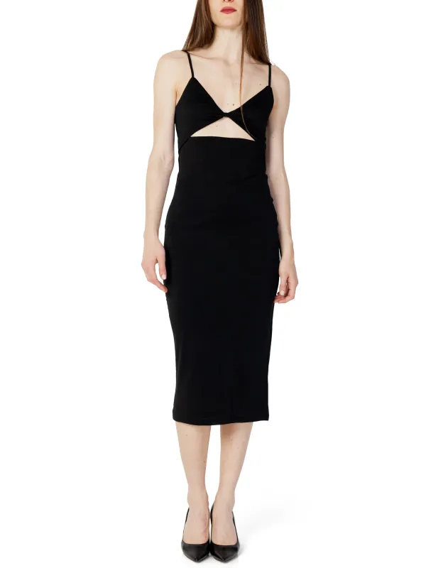 Schwarzes, ärmelloses Cocktailkleid mit Schlitz Schwarzes, ärmelloses Cocktailkleid mit Schlitz