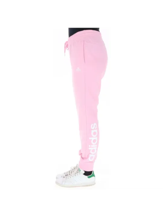Rosa Adidas-Sweatpants weiße Sneakers