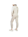 Elfenbein Trainingsanzug mit weißen Sneakers Elfenbein Trainingsanzug mit weißen Sneakers