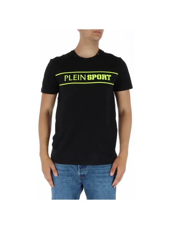 Mann trägt Plein Sport T-Shirt Mann trägt Plein Sport T-Shirt