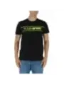Mann trägt Plein Sport T-Shirt