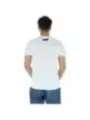 Mann trägt weißes Plein Sport T-Shirt