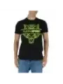 Schwarzes Tiger-T-Shirt mit Jeans