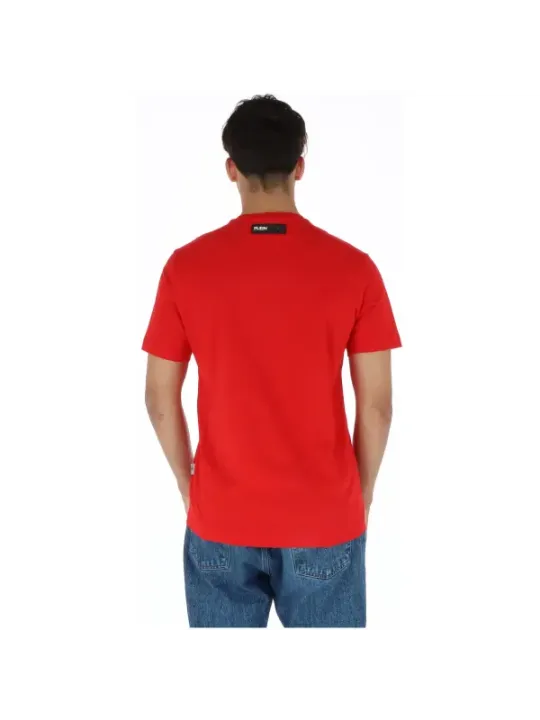 Mann trägt rotes Plein Sport T-Shirt