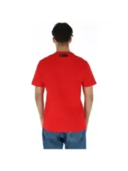 Rotes T-Shirt mit Jeans
