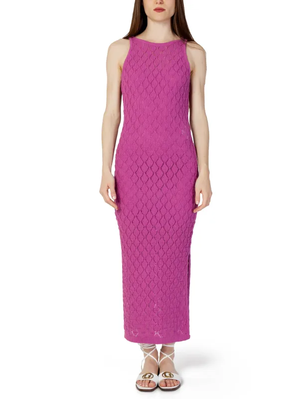 Rosa Strickkleid mit Rautenmuster Rosa Strickkleid mit Rautenmuster