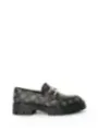 Schwarzer Lederschuh mit dicker Sohle