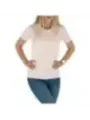 Pink Guess T-Shirt Modell trägt