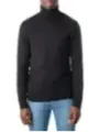 Schwarzer Rollkragen mit Jeans