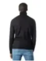 Mann trägt schwarzen Rollkragenpullover Jack & Jones
