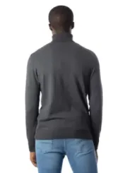 Grauer Rollkragenpullover mit Jeans