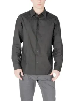 Mann trägt Armani Exchange Hemd