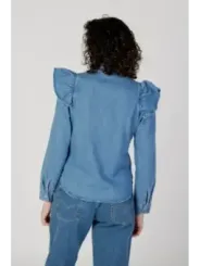 Hellblaue Jeansbluse mit Rüschen.