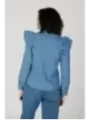 Hellblaue Jeansbluse mit Rüschen.